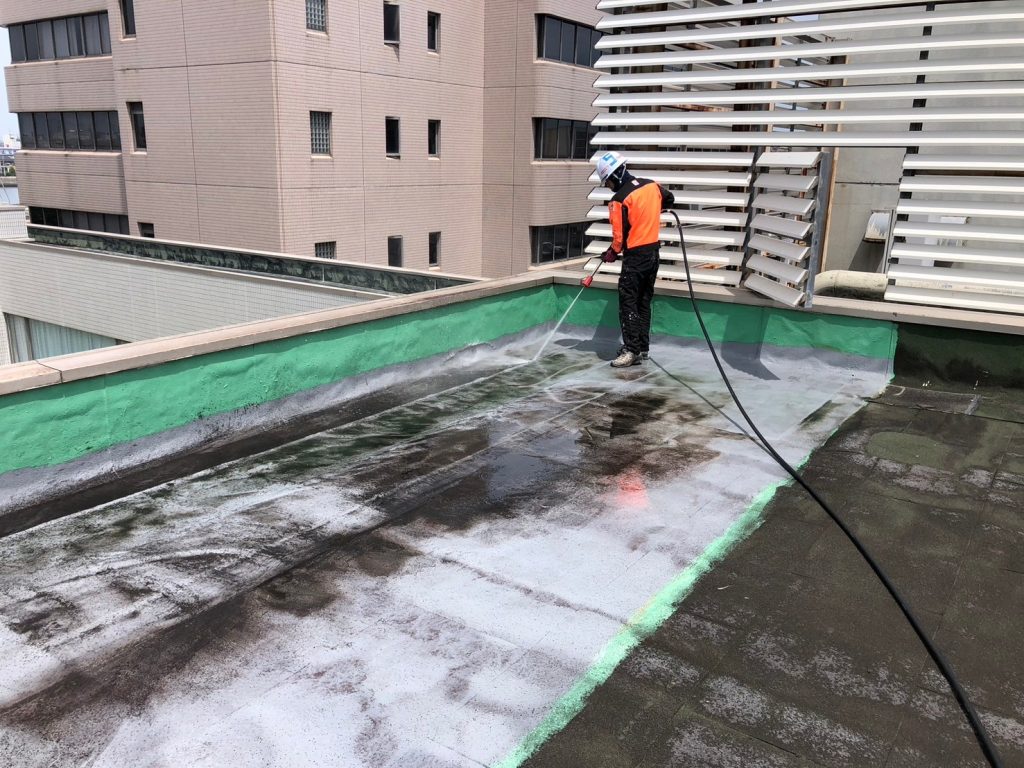 風雨や紫外線などの厳しい環境にさらされる屋上は、建物の寿命を左右する重要な部位です。